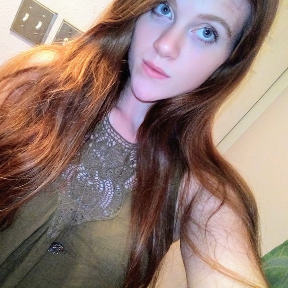 Profile Picture of Emily Best (@emilyadams210) on Poshmark