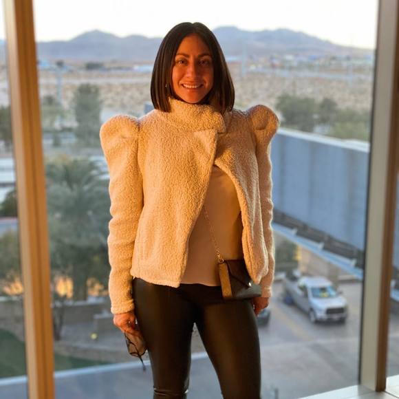 Profile Picture of Anakenna Paulson (@eastwest52) on Poshmark