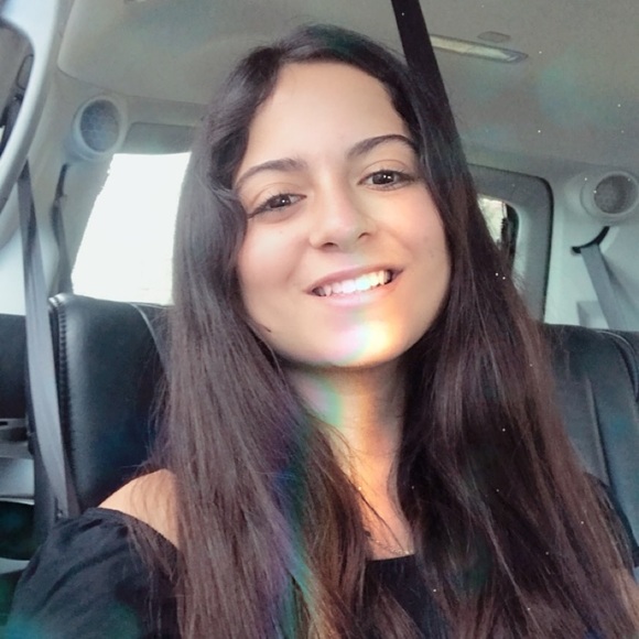 Profile Picture of Adriana Oliveras (@adrianaoli) on Poshmark