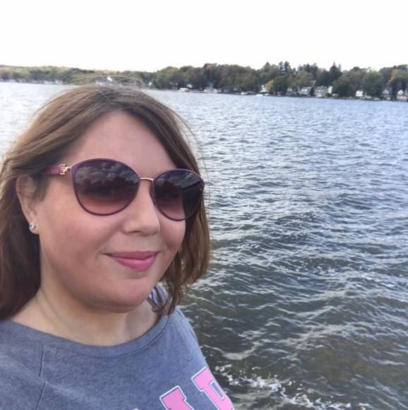 Profile Picture of Julie Crannell (@mignonangel) on Poshmark