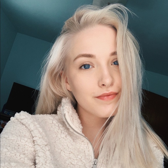 Profile Picture of Kaia Kellar (@kaiakellar) on Poshmark