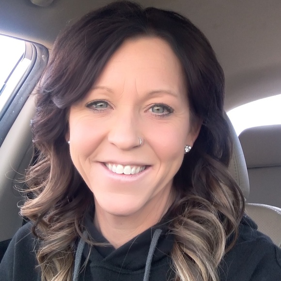 Profile Picture of Julie Williams (@jcwilliams1976) on Poshmark
