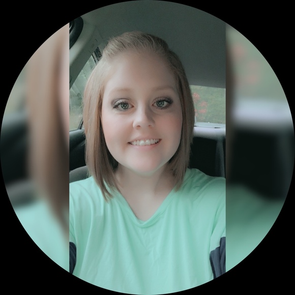 Profile Picture of Amanda Piotrowski (@alynnp12) on Poshmark
