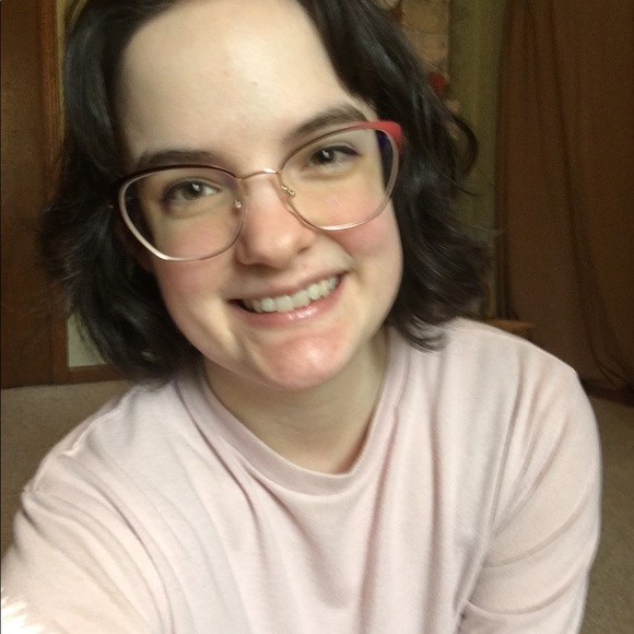 Profile Picture of Jesse Bailey (@jessesclothes) on Poshmark