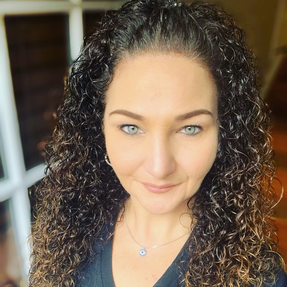 Profile Picture of Negjmi Ditchik (@dezzy0827) on Poshmark