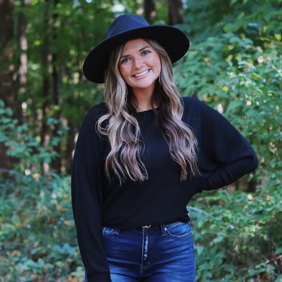 Profile Picture of Mackenzie Geweke (@beautyislove22) on Poshmark