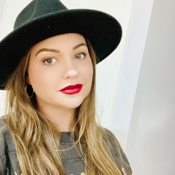 Profile Picture of Natalie Yarrow (@natalieyarrow) on Poshmark