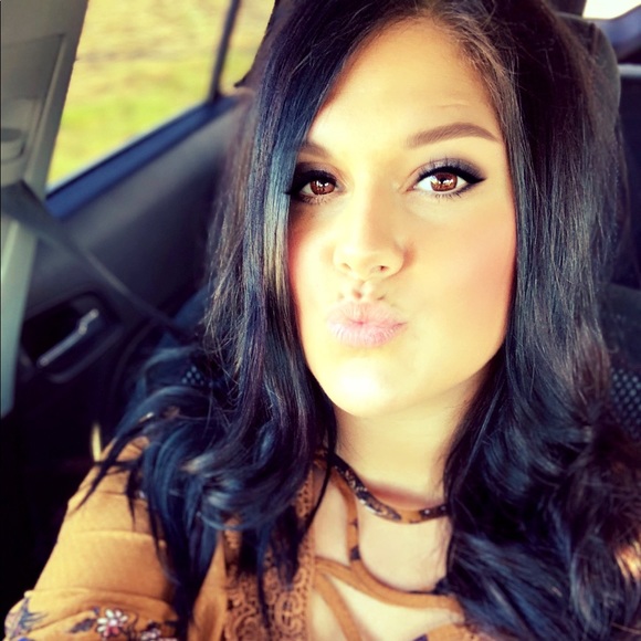 Profile Picture of Danielle Schaake (@danielleschaake) on Poshmark