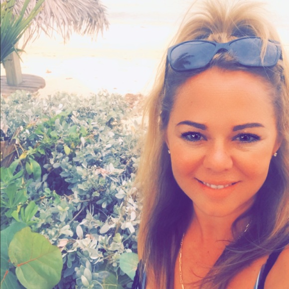 Profile Picture of Melanie Link (@somello305) on Poshmark