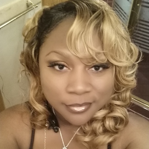 Profile Picture of Cassandra Warren (@cassbgame) on Poshmark