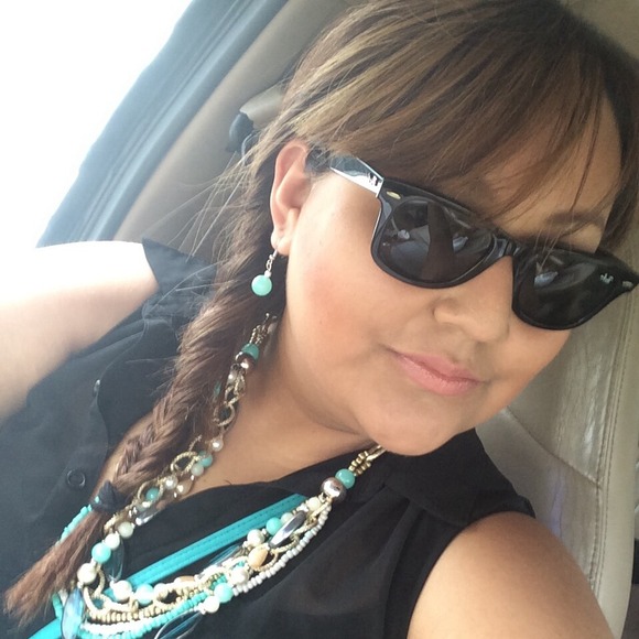 Profile Picture of Stacy Torres (@staciness25) on Poshmark