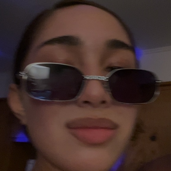 Profile Picture of Alosina Alosina (@alosinaalosina) on Poshmark