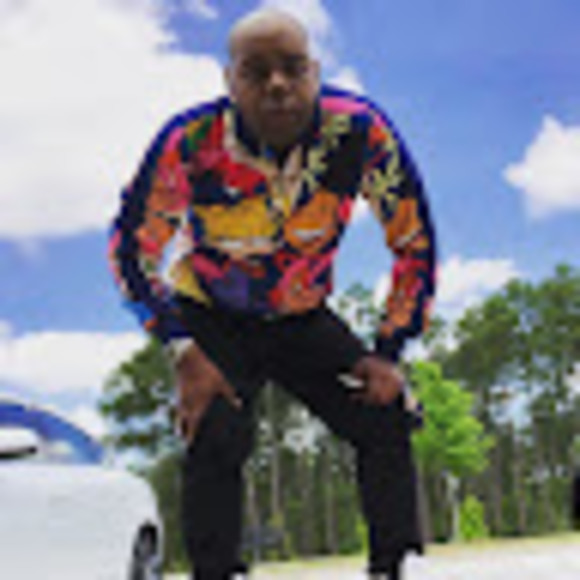 Profile Picture of Christopher Graves (@cgraves2426) on Poshmark