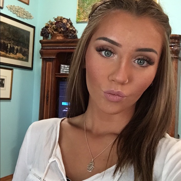 Profile Picture of Julianne Fox (@julianne_fox) on Poshmark