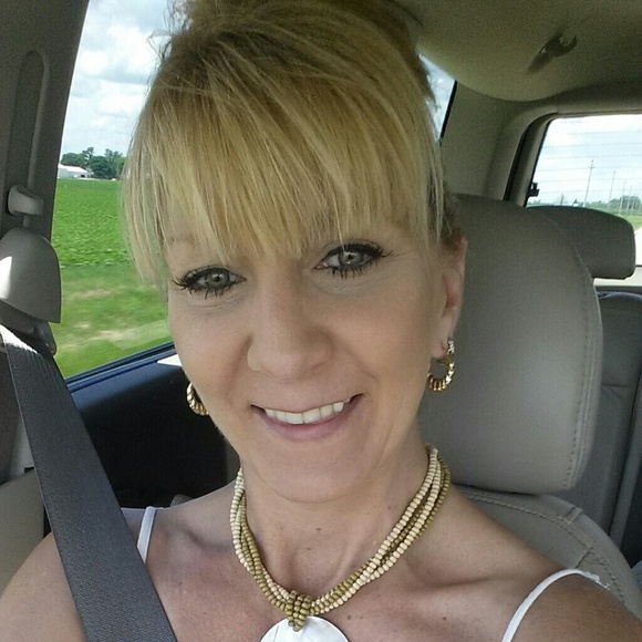 Profile Picture of Deborah Goellner (@deborahgoellner) on Poshmark