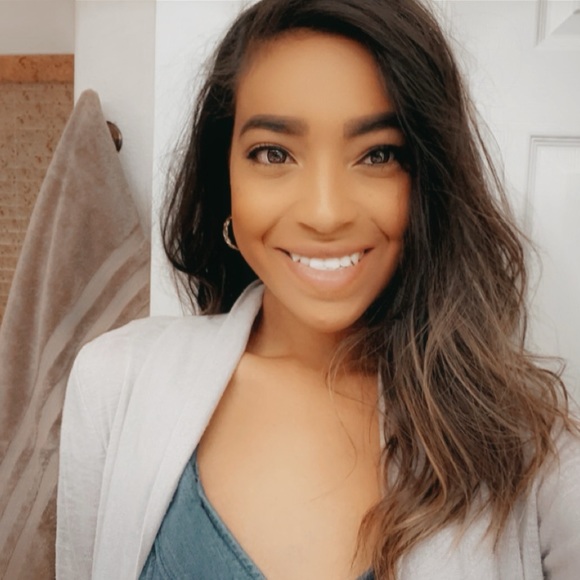 Profile Picture of Shania Johnson (@nia_03) on Poshmark