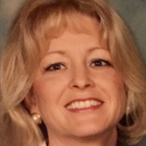 Profile Picture of Debby Robertson (@debbydwr) on Poshmark