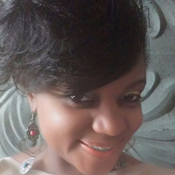 Profile Picture of Tonya Russ (@tonyarooks) on Poshmark