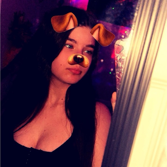 Profile Picture of Alyx Smith (@alyx04113) on Poshmark