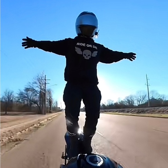 Profile Picture of Oliver Simon (@oliversellz) on Poshmark