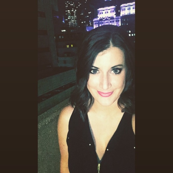 Profile Picture of Lauren Krupowicz (@lkkrup1989) on Poshmark