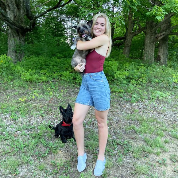 Profile Picture of Amelia Carrothers (@mealiecarro) on Poshmark