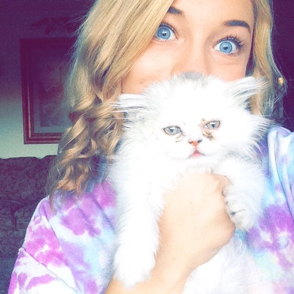 Profile Picture of Audrey Allen (@audreyy14) on Poshmark