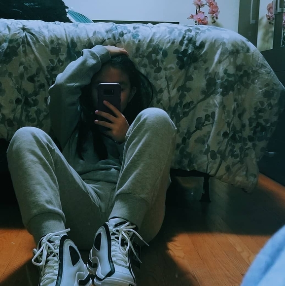 Profile Picture of Kimi Bermodes (@kimibermodes) on Poshmark