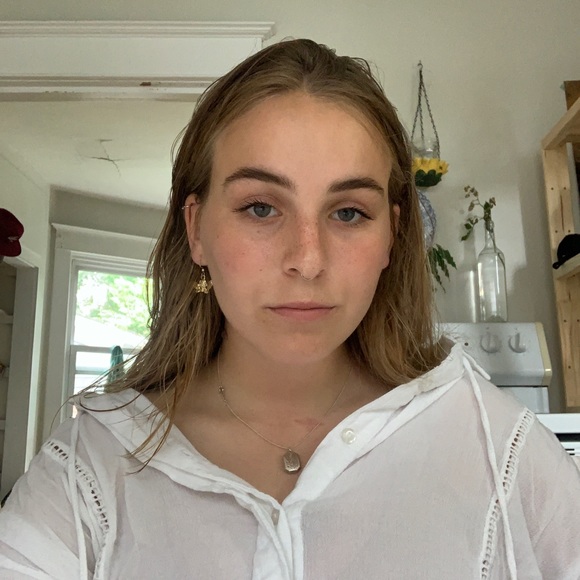 Profile Picture of Julia Clarke (@juliacclarke) on Poshmark