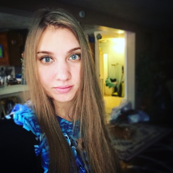 Profile Picture of Tamara Wigner (@20boobear15) on Poshmark
