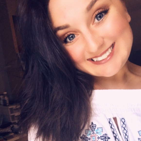 Profile Picture of Courtney Artzner (@cartzner) on Poshmark