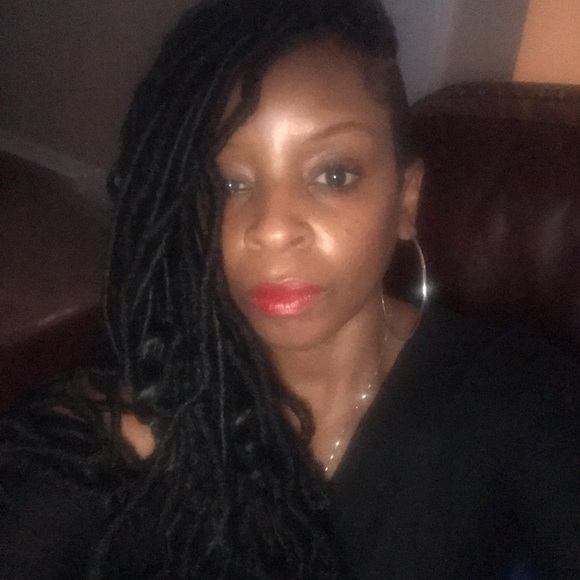 Profile Picture of Stephanie Douglas (@1luvmystyle) on Poshmark