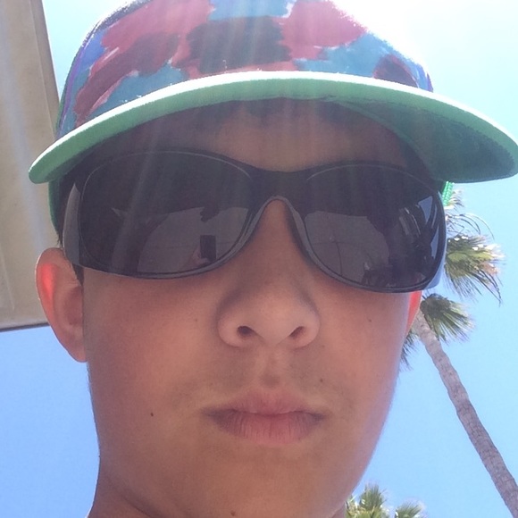 Profile Picture of Luke Luke (@erabsrt) on Poshmark