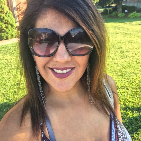 Profile Picture of Karla Boldery (@karlaboldery) on Poshmark