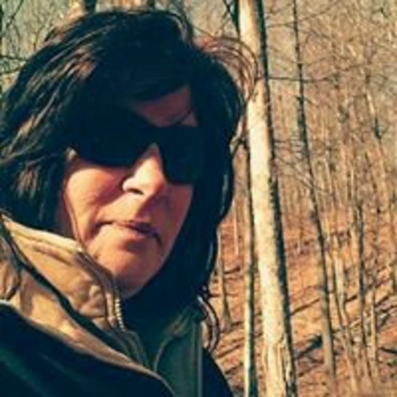 Profile Picture of Michele Polanis (@michelepolanis) on Poshmark