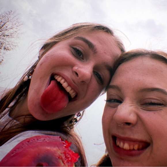 Profile Picture of Elizabeth Arcand (@lizzyarcand) on Poshmark