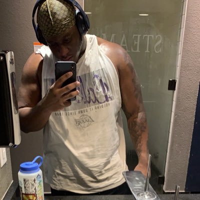 Profile Picture of Roy Roy (@LaRoyThomas99) on Twitter