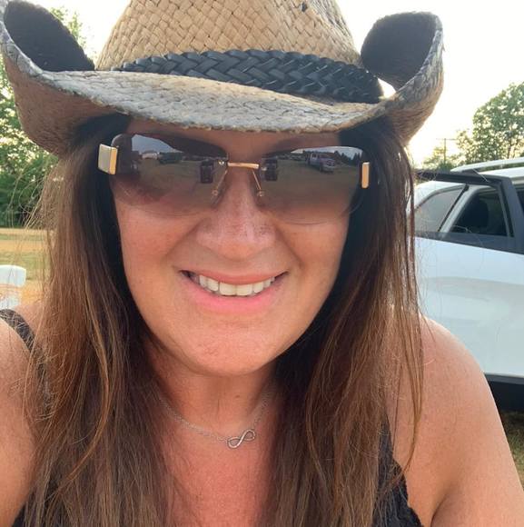 Profile Picture of Lisa Ruger (@lruger69) on Poshmark