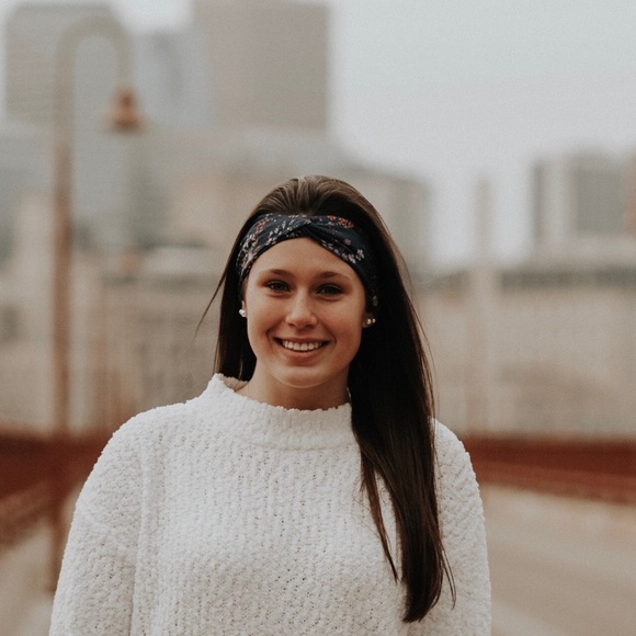 Profile Picture of Ellen Lieffring (@ellenlief) on Poshmark