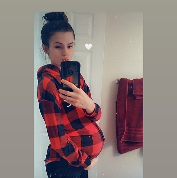 Profile Picture of Crystal Elzner (@crystalelzner) on Poshmark