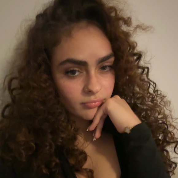 Profile Picture of Isabella Camargo (@bellamy05) on Poshmark