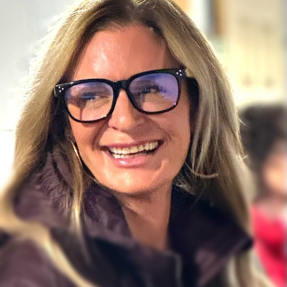 Profile Picture of Edith Pair (@edithpair) on Poshmark