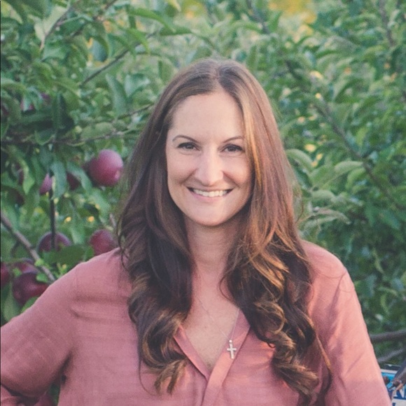 Profile Picture of Dana Mazzone (@danamazzone) on Poshmark