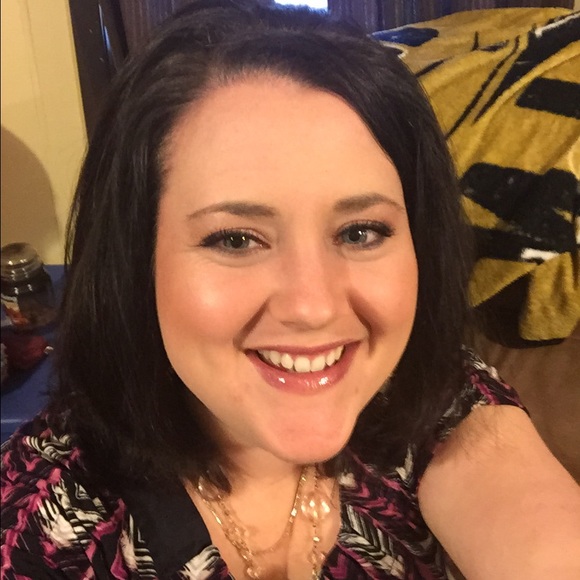 Profile Picture of Amanda Sumner (@amandabutler86) on Poshmark