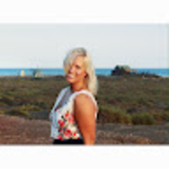 Profile Picture of Stephanie Grooters (@s_grooters) on Poshmark