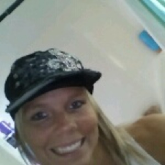 Profile Picture of Amber Travis (@atravis26) on Poshmark