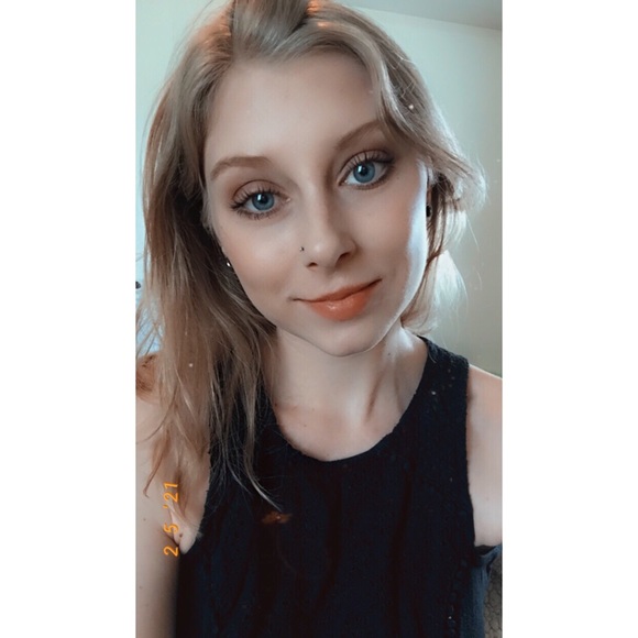 Profile Picture of Abbey Zubke (@abbeyzubke) on Poshmark