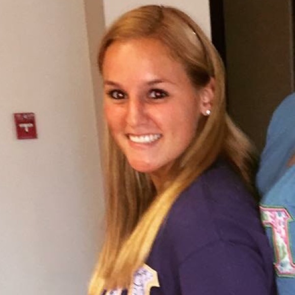 Profile Picture of Bailey Backus (@baileybackus) on Poshmark