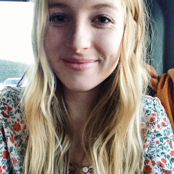 Profile Picture of Hannah Poore (@hannahhpoore) on Poshmark