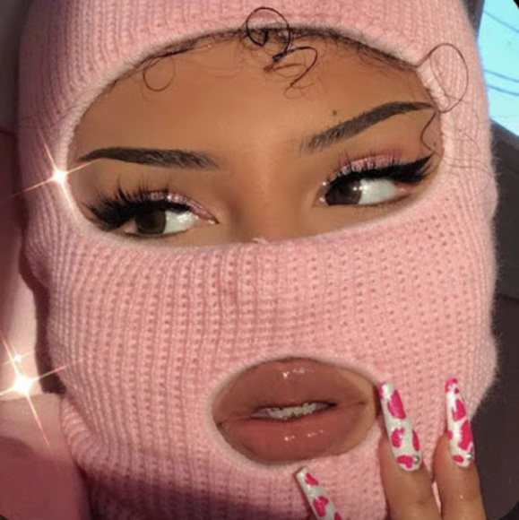 Profile Picture of Dinneyina Dinney (@baaeebyyxd) on Poshmark